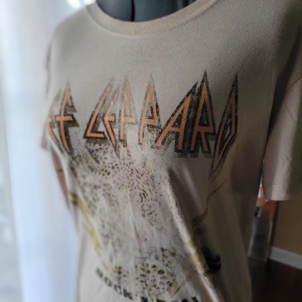 Def Leppard Women's Small Band T Shirt Leopard Graphic Rock Tee Tan Distressed - Picture 2 of 6
